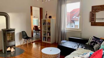 Smart-tv, eldstad, böcker och en stereo