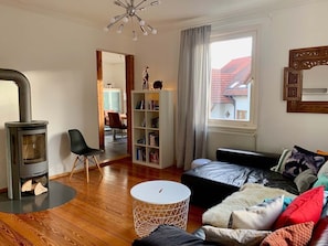 Smart-TV, Kamin, Bücher, Stereoanlage