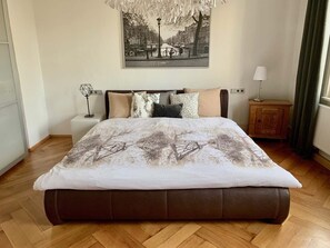 3 bedrooms, iron/ironing board, free WiFi, bed sheets