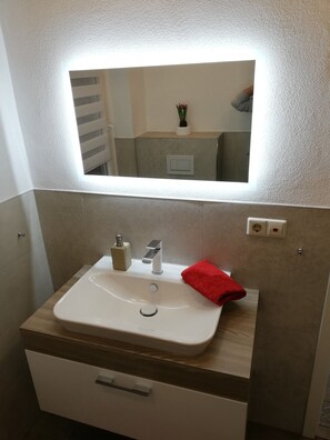 Douche, sèche-cheveux, serviettes fournies, savon