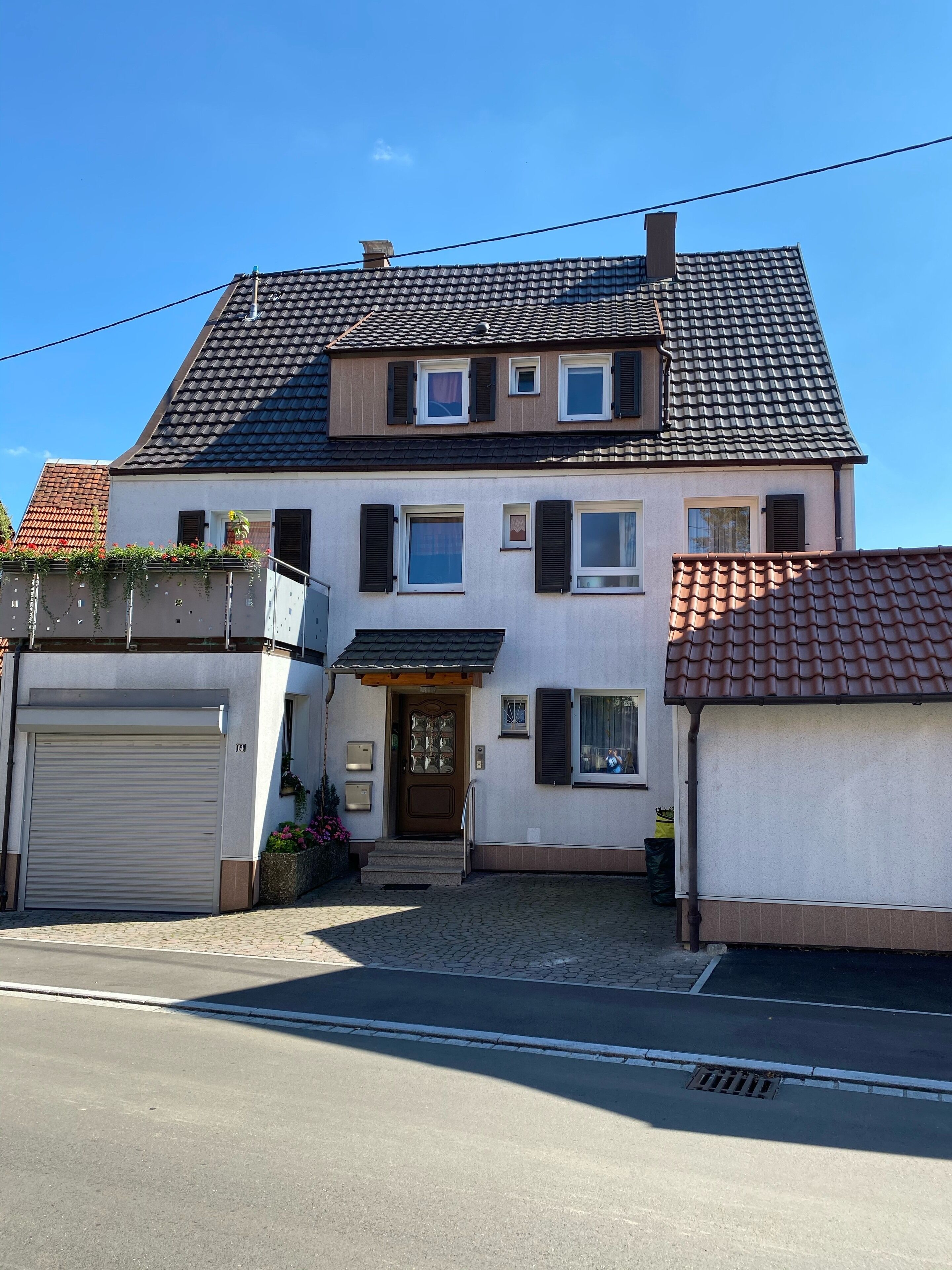 Blick aufs Haus mit Sonnen Balkon. Parkmöglichkeit auf der Straße direkt am Haus