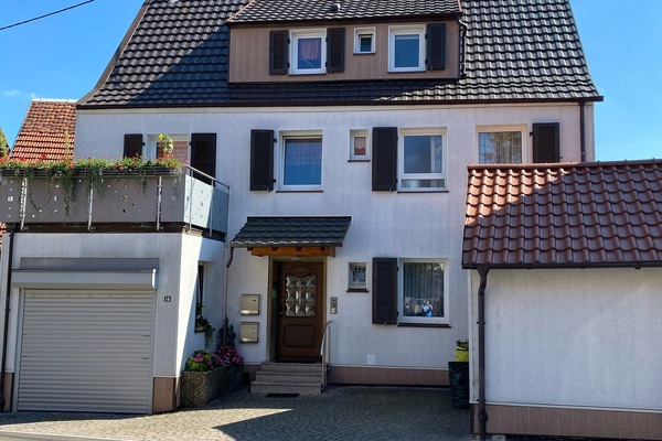 Blick aufs Haus mit Sonnen Balkon. Parkmöglichkeit auf der Straße direkt am Haus
