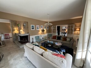 スマートテレビ、DVD プレーヤー、書庫、ステレオ