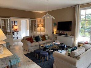 Smart TV, DVD player, books, stereo