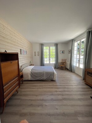 6 bedrooms, iron/ironing board, travel crib, free WiFi