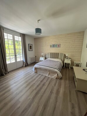 6 habitaciones, tabla de planchar con plancha y cuna de viaje 
