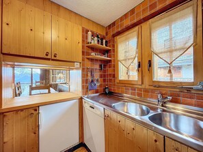 Microondas, horno, placa de cocina y lavavajillas