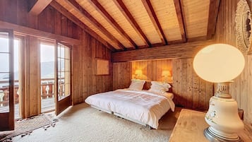 6 bedrooms, soundproofing, iron/ironing board, WiFi