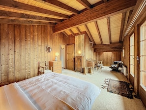 6 bedrooms, soundproofing, iron/ironing board, WiFi