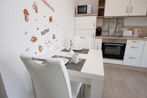 ثلاجة، ميكروويف، فرن، موقد طهي مسطح