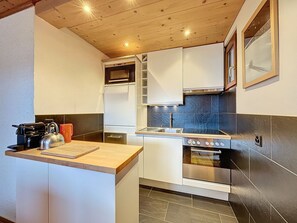 Mikrobølgeovn, ovn, kokeplater og oppvaskmaskin