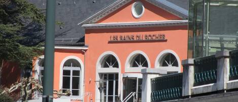 تفاصيل الفندق من الخارج