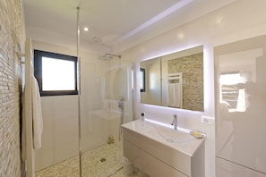 Combined shower/bathtub, hair dryer, towels, soap