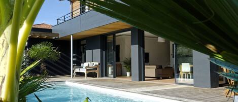 Een buitenzwembad en een verwarmd zwembad