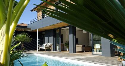 New 5 * Villa with Heated Pool. Beach walk