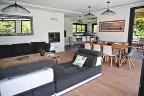 Smart TV, books, stereo