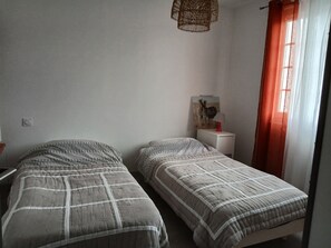 3 quartos, ferros/tábuas de passar roupa, berço de viagem