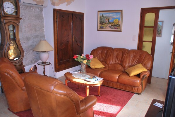 TV, bøker og stereoanlegg