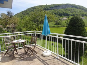 Outdoor dining - 3-star gîte, green setting, close to shops, free WiFi (Baume-Les-Dames)