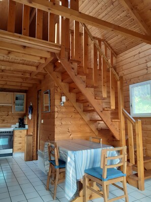 Dining - 3-star gîte, green setting, close to shops, free WiFi (Baume-Les-Dames)