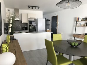 Dining - Gîte Les Gâts, confortable charming apartment Pornic centre, terrace and garage (Pornic)