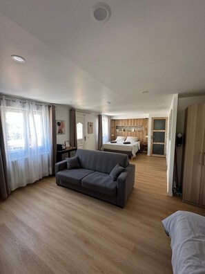 6 bedrooms, desk, iron/ironing board, travel cot