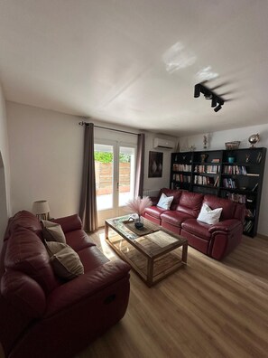 Smart TV, fireplace, table football, ping pong