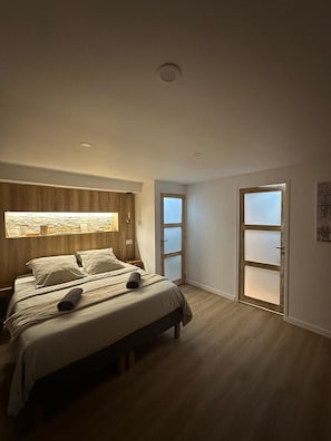 6 chambres, bureau, fer et planche Ă repasser, lit parapluie