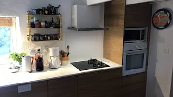 Een koelkast, een microgolfoven, een oven, een kookplaat