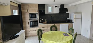 Kühlschrank, Mikrowelle, Ofen, Herdplatte