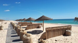 Playa en los alrededores y toallas de playa 