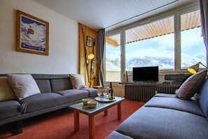 Smart TV, videogiochi, lettore DVD, libri