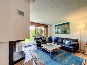 Una televisión, una chimenea