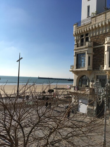 GRAND STUDIO  VUE MER AVEC PARKING EN CENTRE VILLE