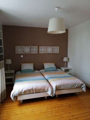 3 chambres, fer et planche à repasser, accès au Wi-Fi (inclus)