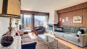 Fernseher, Kamin, DVD-Player, Stereoanlage