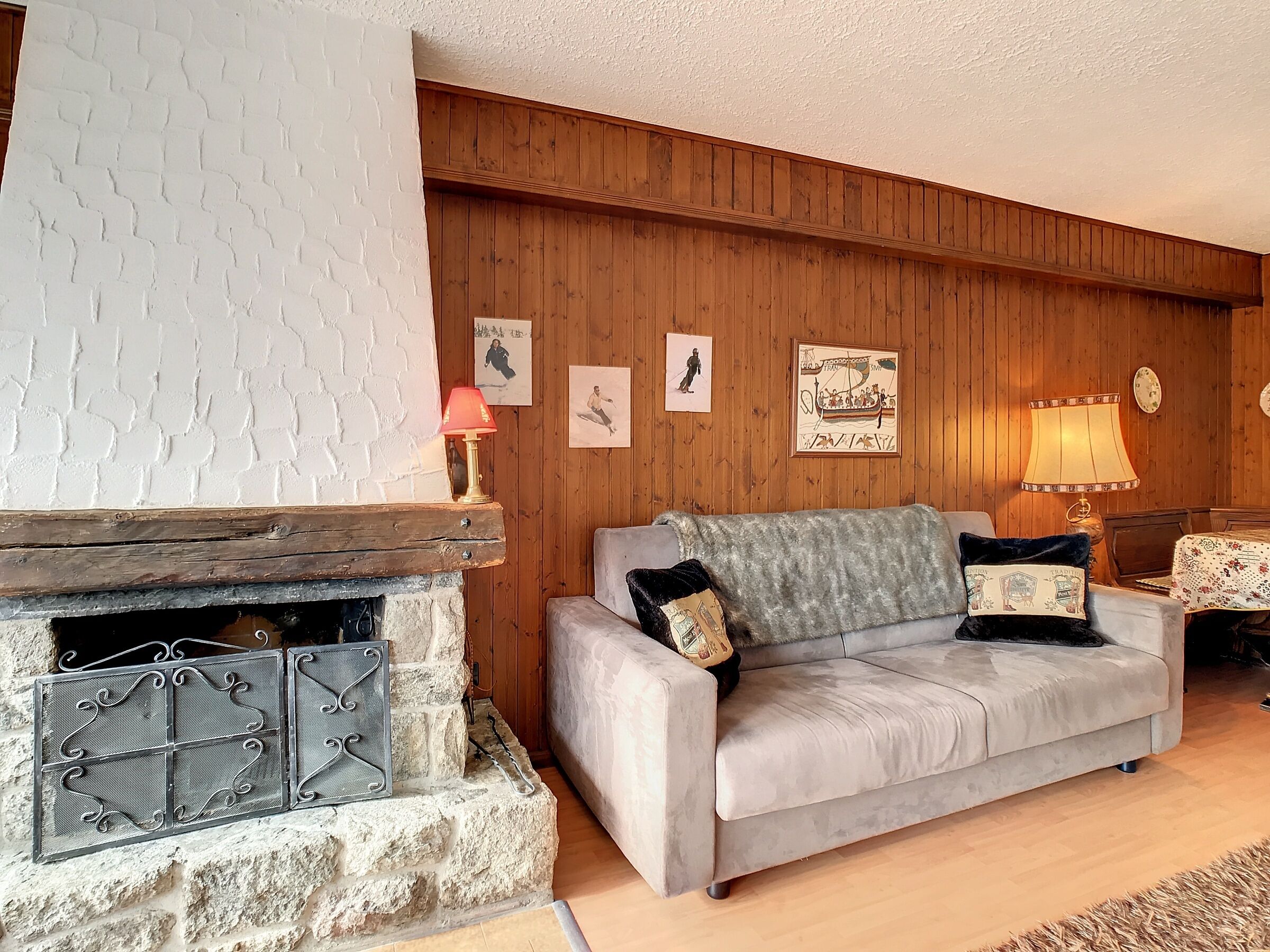 Fernseher, Kamin, DVD-Player, Stereoanlage