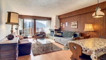 Fernseher, Kamin, DVD-Player, Stereoanlage