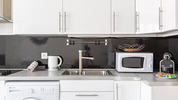 Réfrigérateur, micro-ondes, plaque de cuisson, cafetiÚre/bouilloire