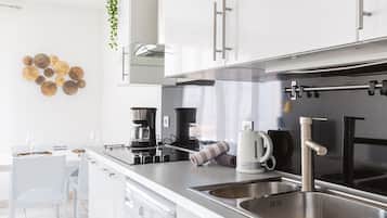 Réfrigérateur, micro-ondes, plaque de cuisson, cafetiÚre/bouilloire