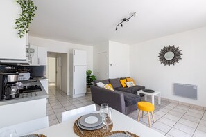 TV - Beautiful apartment with Balcony (SAINT MEDARD EN JALLES)