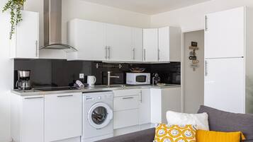 Réfrigérateur, micro-ondes, plaque de cuisson, cafetière/bouilloire