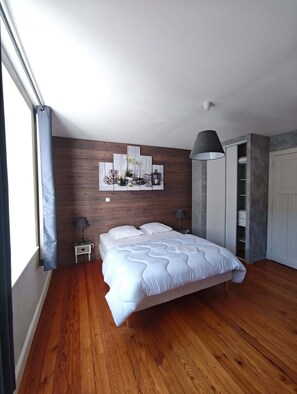 4 bedrooms, blackout drapes, iron/ironing board, free WiFi
