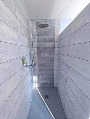 Douche, baignoire à remous, séchoir à cheveux