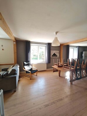 Televisión, chimenea, videojuegos y futbolito 