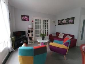 Fernseher, DVD-Player, Bücher