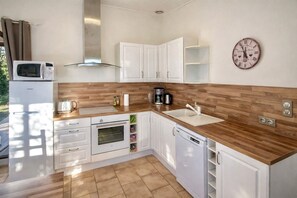 Een koelkast, een microgolfoven, een oven, een kookplaat