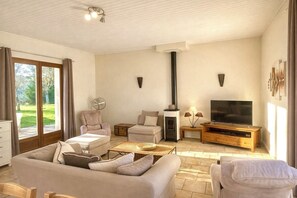 Flat-screen TV, fireplace, table football, ping pong