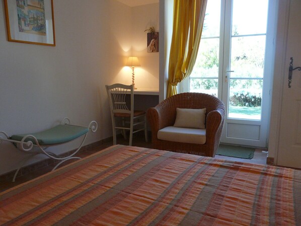 4 bedrooms, desk, iron/ironing board, free WiFi - Vacation rental with heated  pool Mouries LS1-140 (Mouriès)