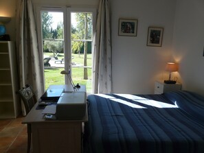 4 bedrooms, desk, iron/ironing board, free WiFi - Vacation rental with heated  pool Mouries LS1-140 (Mouriès)